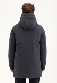 Lungo cappotto nero con cappuccio, caratterizzato da una texture liscia, taglio dritto e minimi dettagli di cucitura, progettato per calore e versatilità.