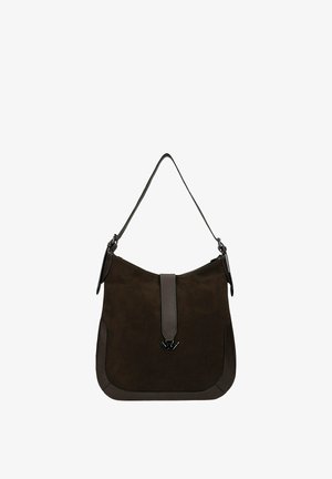 Braune Wildledertasche mit Lederbesatz, mit einem einzelnen Schulterriemen, einer Klappe zum Verschließen und einem Logoakzent auf der Vorderseite.