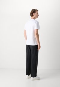 Les Deux CHARLES - Apdrukāts T-krekls - white/black