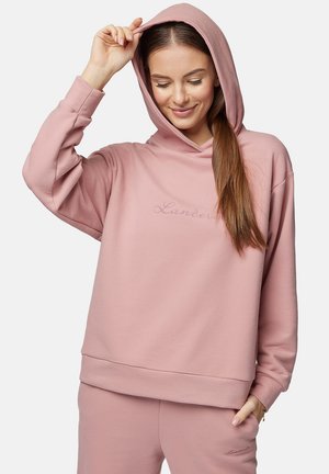 Różowa, bluza z kapturem uszyta z miękkiego materiału, o luźnym kroju, z haftowanym logo na piersi, o gładkiej fakturze.