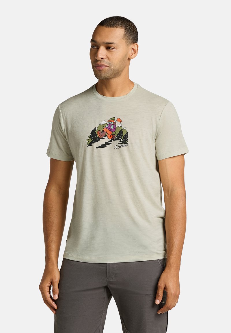 Lys grøn kortærmet t-shirt med et farverigt bjerg grafiktryk. Stoffet ser blødt ud med en glat tekstur.