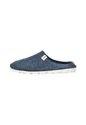 Scarpa slip-on grigia in feltro con suola in gomma bianca a macchie, forma arrotondata e una piccola etichetta sul lato. Design casual adatto per l'uso domestico.