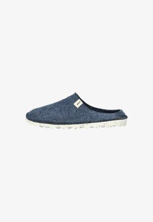 Zapato gris de tela con suela de goma blanca moteada, forma redondeada y una pequeña etiqueta en el lateral. Diseño casual adecuado para uso en interiores.