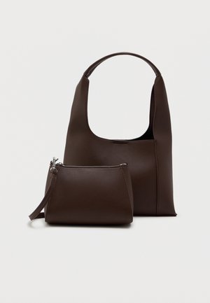 Dunkelbraune Lederschultertasche mit passender kleiner Reißverschluss-Tasche, die vorne auf einfachem Hintergrund liegt.