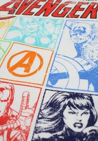 Panneau en tissu carré présentant des illustrations colorées de style bande dessinée avec des personnages, dont Thor et Iron Man, accompagnées d'un audacieux logo "Avengers".