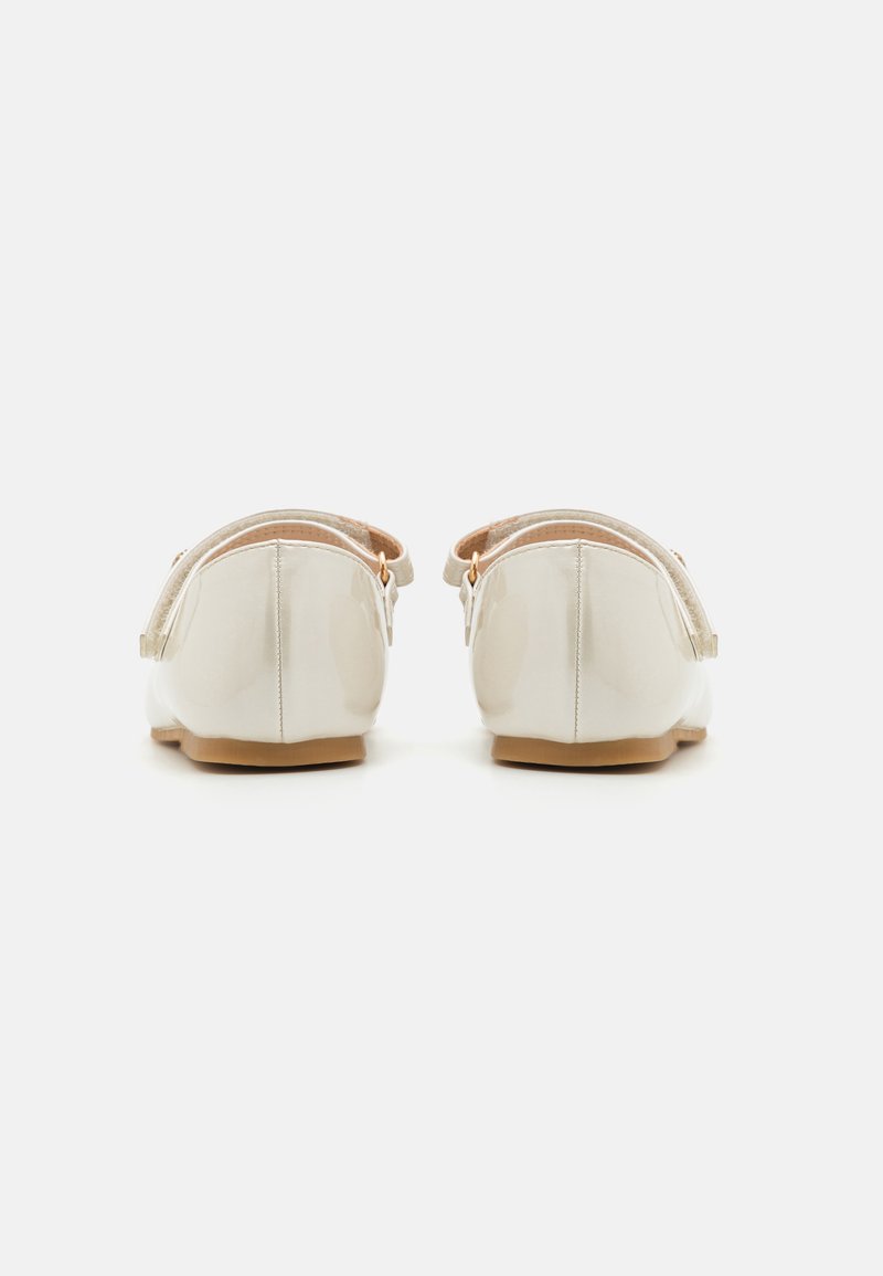 Weiße patentierte Ballerinas mit hellbraunen Sohlen. Sie verfügen über ein einfaches Design und einen kleinen Riemen mit einer hardwareclip in Goldfarbe.