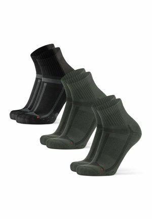 Twee paar donkere sokken, één zwart en één donkergrijs, met geribbelde textuur, enkellang, naast elkaar weergegeven op een witte achtergrond.