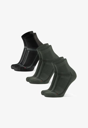 Deux paires de chaussettes foncées, une noire et une gris foncé, texture côtelée, longueur cheville, affichées côte à côte sur un fond blanc.