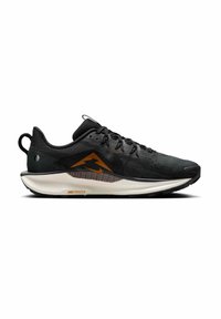 Zapatilla de running negra con parte superior de malla transpirable, superposiciones texturizadas, acento de logo naranja y suela blanca acolchada para mayor comodidad y soporte.