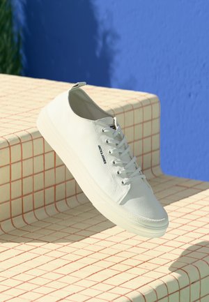 Matalavartiset tennarit - white