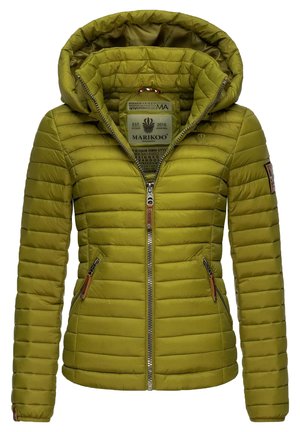Olijfgroen pufferjack met een afneembare capuchon, ritssluiting aan de voorkant, twee zijzakken en een geborduurd patroon. Logo patch op de mouw.