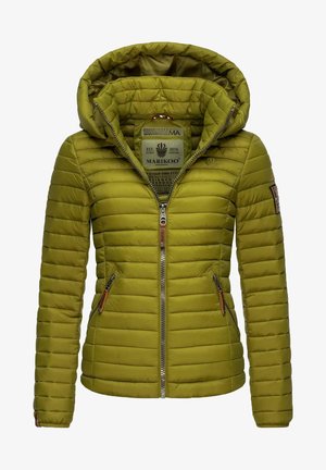 Maslinasto zelena puffer jakna s odvojivom kapuljačom, patentnim zatvaračem sprijeda, dva bočna džepa i kviltanom teksturom. Logo oznaka na rukavu.