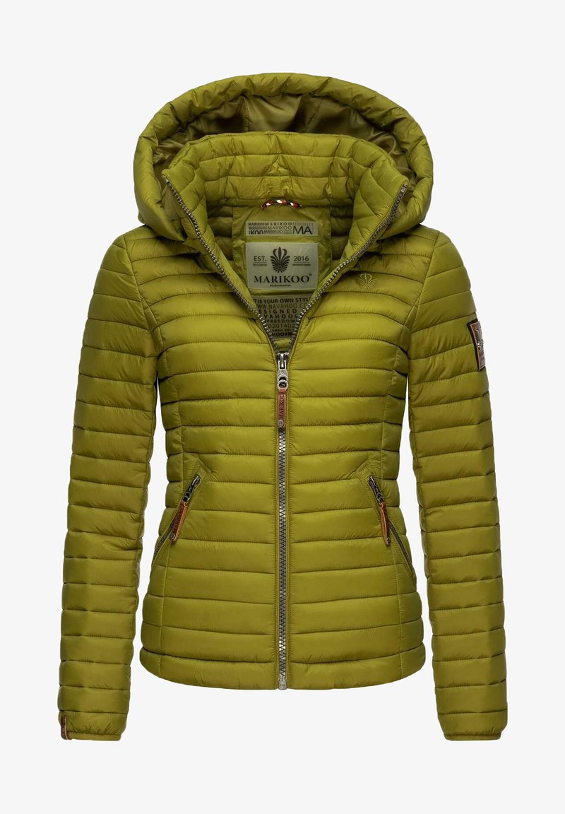 Olivgrön pufferjacka med avtagbar huva, dragkedja fram, två sidofickor och quiltad textur. Logotyp patch på ärmen.