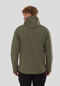 Olivengrøn hættejakke med en glat, mat finish. Har en hel ryg, elastiske manchetter og en diskret logodetail nær kanten.