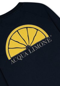 Mörkblå sweatshirt med en gul citronklyfta som grafik och grå text som säger "ACQUA LIMONE." Mjuk tyg med en strukturerad yta.