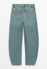 Lichtblauwe denim jeans met hoge taille, rechte pijpen, twee achterzakken, riemlussen en zichtbare naden.