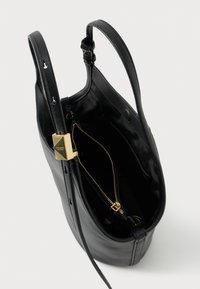 Melna ādas tote soma ar diviem rokturiem, iekšpusē zelta rāvējslēdzēja kabata un ārpusē zelta aksents.