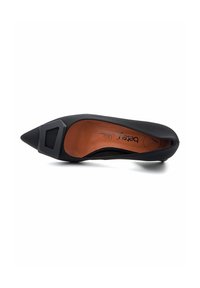 Décolleté nera a punta con un flat geometric buckle e una tomaia in pelle liscia. Plantare marrone visibile, che mette in mostra l'interno della scarpa.