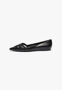 Bailarina de cuero negro con punta afilada, que presenta un diseño plisado en la parte delantera. Textura suave con un tacón bajo y redondeado.