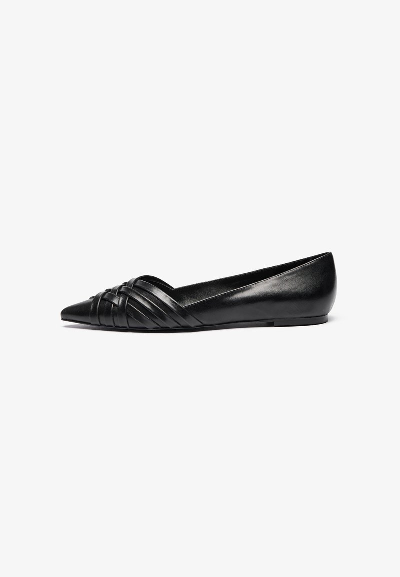 Bailarina de cuero negro con punta afilada, que presenta un diseño plisado en la parte delantera. Textura suave con un tacón bajo y redondeado.