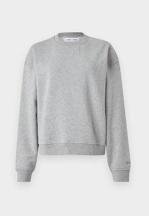 Sweater cinza com decote redondo, mangas longas e um design ligeiramente cropped. Feito de um tecido macio com punhos e barra canelados.