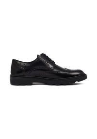 Zwarte leren dresschoenen met decoratieve brogue-details, ronde neus en dikke, gestructureerde zool. Ronde veters en gestikte accenten zijn zichtbaar.