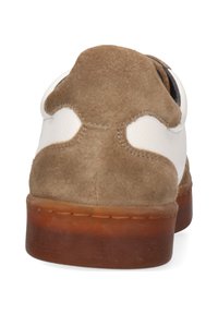 Brun mockasin och vit lädersko för vardagsbruk med rundad bakdel och gummisula, som har en mjuk yta och minimalistisk design.