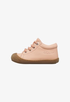 Zapatilla rosa para niño pequeño con suela y puntera de goma marrón, cierre con cordones y logo de la marca cosido en el lateral.