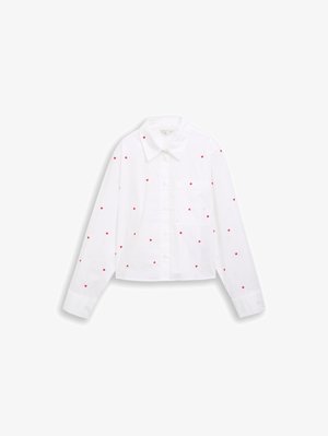 Weißes langärmliges Hemd mit Knöpfen, verziert mit kleinen roten Herzmustern und einer einzelnen Brusttasche.