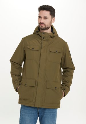 Oliven grøn vandtæt jakke med hætte, der har fire frontlommer, trykknapper og et minimalistisk design. Glat tekstur og holdbart stof.