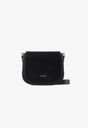 Czarna torba na ramię wykonana z połączenia zamszu i strukturalnej skóry, z złotymi akcentami oraz zapięciem na klapkę. Logo marki jest wytłoczone.