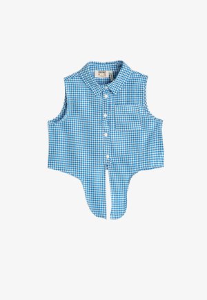 Bezrękawna, niebiesko-biała koszula w kratę gingham, krótka, z zapięciem na guziki z przodu, kołnierzykiem, kieszenią na piersi i rozcięciem na dole.