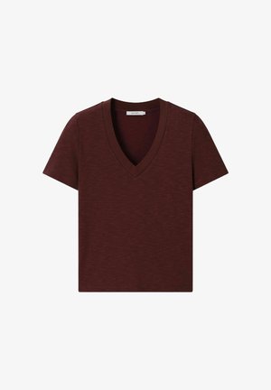 T-shirt à manches courtes, col en V, de couleur marron foncé avec une texture unie, posé à plat sur un fond blanc.