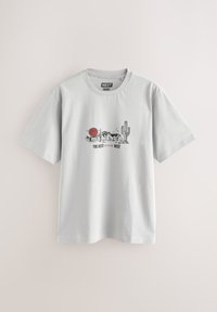 T-shirt en coton gris clair avec un imprimé graphique représentant un coucher de soleil, un cactus et le texte "THE BEST out in the WEST" au centre.