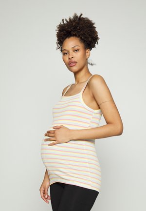 Top de maternidade riscado em cores pastéis; apresenta alças finas, textura canelada e um design ajustado; combinado com leggings pretas.