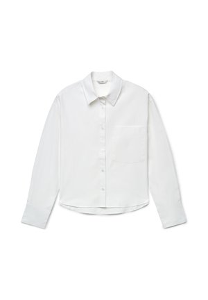 Camicia bianca a maniche lunghe con bottoni, colletto appuntito e taschino singolo sul petto, mostrata distesa su uno sfondo bianco.