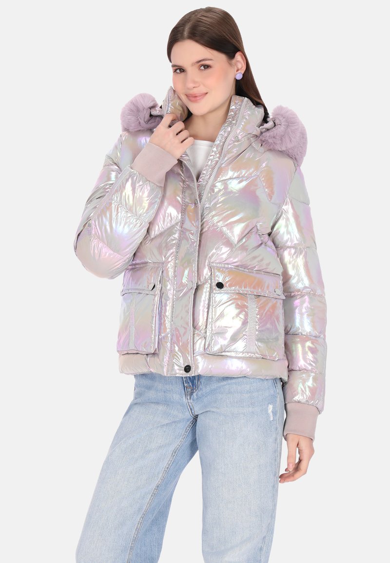 Irydyscentna kurtka puchowa z kapturem, ozdobiona miękkim lawendowym sztucznym futerkiem, przednimi kieszeniami i ściągaczami na rękawach. Noszona z jasnoniebieskimi dżinsami.