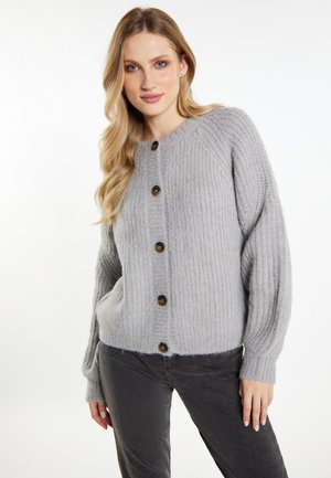 Grijze gebreide cardigan met geribbelde textuur, ronde hals en vijf donkere knopen aan de voorkant. Heeft lichtjes gepofte mouwen.