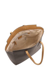 Grijze leren totebag met tan lederen accenten, open en toont een beige voering met een ritszak en meerdere kaartsleuven. Glad textuur.