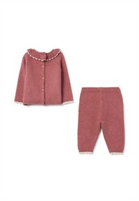 Gebreide twee-delige set in gemuteerd rozenkleur, met een cardi met ruches en knopen en bijpassende strakke broek met ribbelboorden.