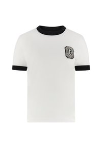 Biały t-shirt z czarnym kołnierzem i akcentami na rękawach. Na lewej piersi znajduje się teksturowane emblemat w postaci litery „G” ozdobiony kryształkami.