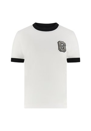 Wit T-shirt met zwarte accenten op de kraag en mouwen. Heeft een gestructureerd embleem van de letter "G" op de linkerborst, bezet met strass steentjes.