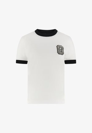 Wit T-shirt met zwarte accenten op de kraag en mouwen. Heeft een gestructureerd embleem van de letter "G" op de linkerborst, bezet met strass steentjes.