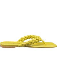 Sandales plates jaunes en matériau tressé avec une semelle lisse et des semelles minimales, présentant un design de bride en forme de tongs.