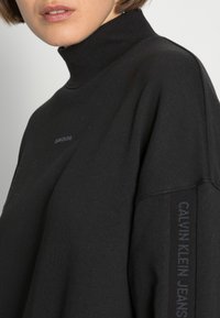 Calvin Klein Jeans LOGO TRIM MOCK NECK DRESS - Vestido informal - black