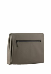 Weiche graue rechteckige Clutch-Tasche mit einer horizontalen Reißverschlusstasche auf der Vorderseite und einem dezenten, geprägten Logo nahe der Unterkante.