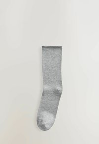 Grå sok lavet af glat stof med en længde til midt på læggen, der har en forstærket tå og et enkelt design uden mønstre eller accenter.