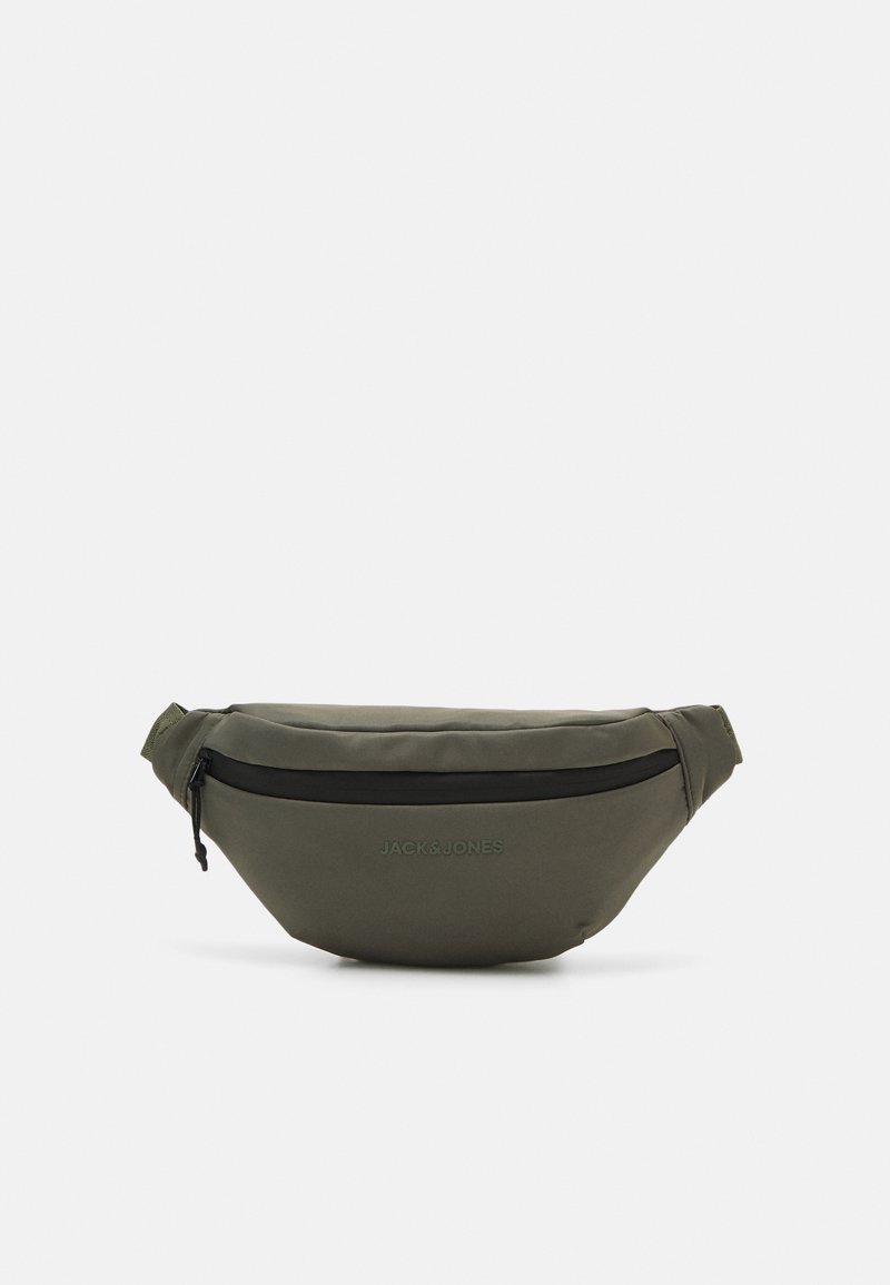 Bolso de cintura de nylon verde con forma redondeada, que presenta una cremallera negra y un logo en relieve. Textura suave, correa ajustable para un ajuste seguro.