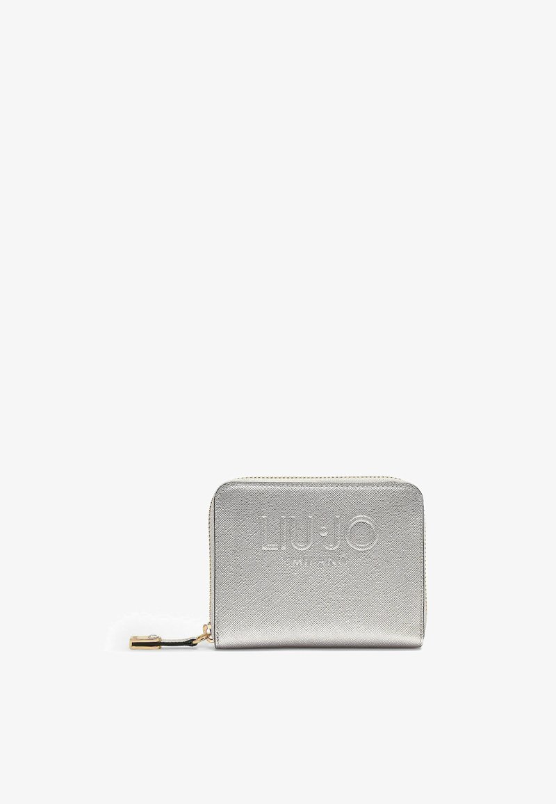 Silberner Kunstleder-Geldbeutel mit geprägtem "LIU JO MILANO"-Logo, Reißverschluss und hardware-Akzenten in Goldfarbe. Bietet eine strukturierte Oberfläche.