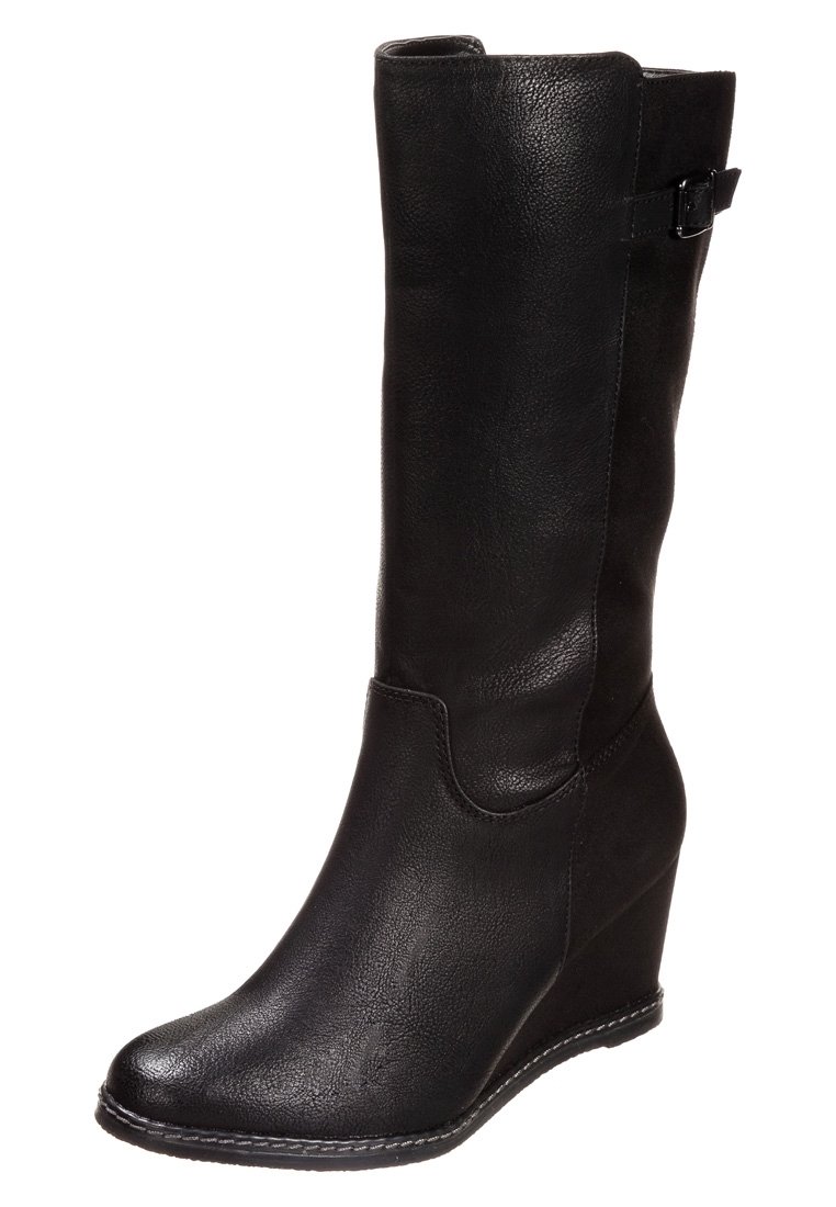 Bottes noires à talon compensé, montantes jusqu'au genou, avec une tige en cuir lisse, détail de boucle sur le côté et bout rond. Semelle plate avec accent de couture.